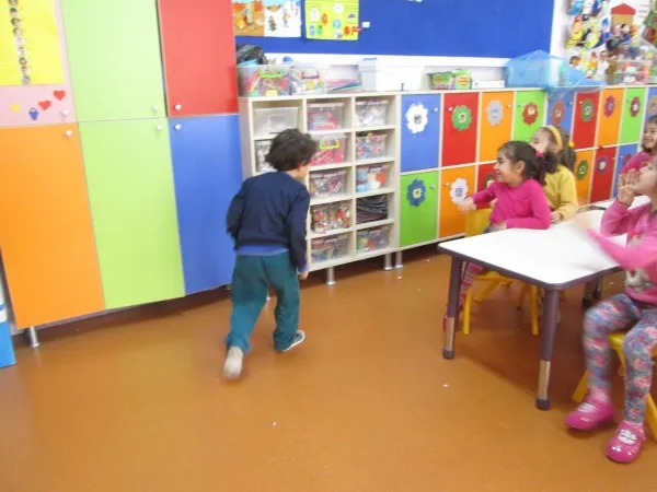 Haydi Benim Gibi Yürü Oyunu